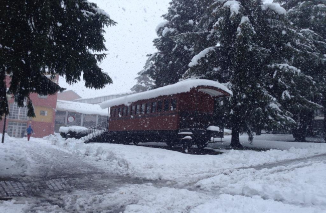 El ayer, el vagón del tren de la MSP, y el hoy la nevadona en Villablino. SHOLAS
