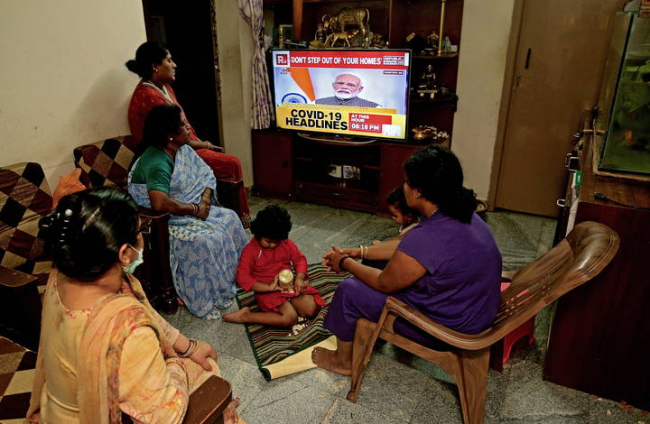 Una familia de la India observa al Primer Ministro. JAGADEESH NV