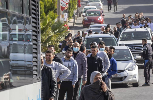 Ciudadanos jordanos esperan en cola . ANDRE PAIN