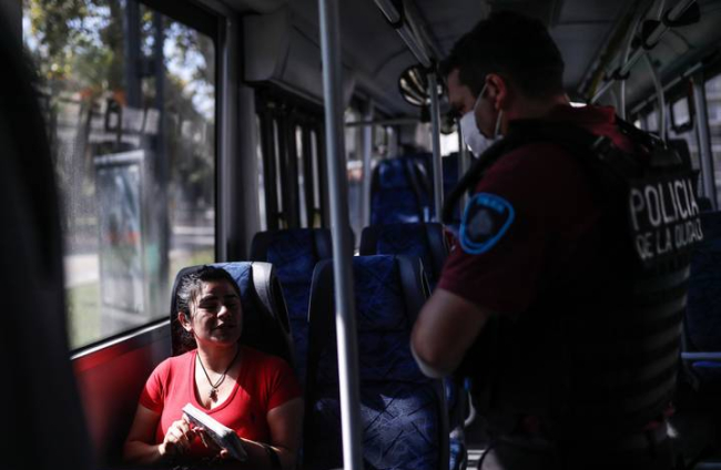 La policía argentina realiza controles en el transporte público. JUAN IGNACIO RONCORONI
