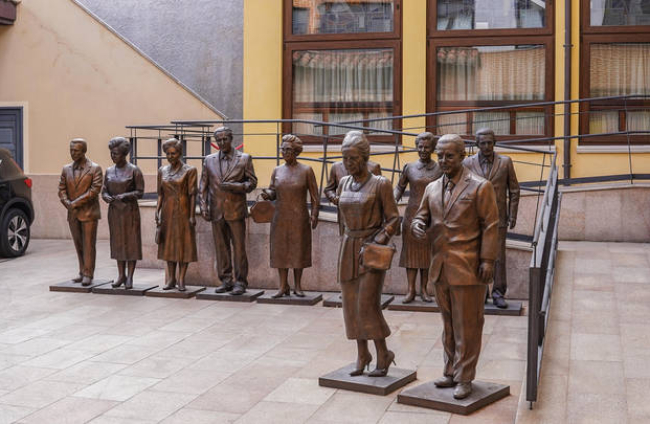 Las esculturas de la familia González Díez, mirando hacia México. MIGUEL F. B.