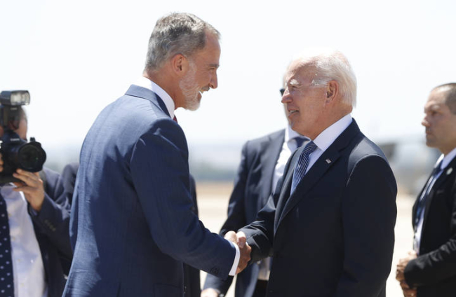 El rey Felipe VI recibe al presidente de Estados Unidos, Joe Biden, en la Base Aérea de Torrejón de Ardoz, en Madrid, para asistir a la cumbre de la OTAN que se celebra hasta el jueves 30 de junio. EFE