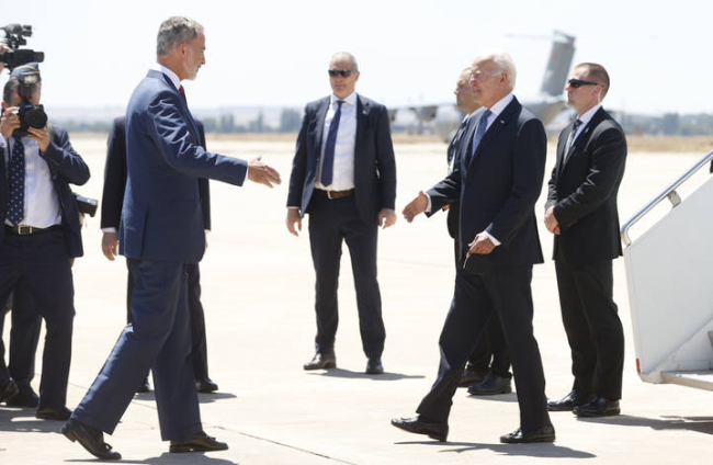 El rey Felipe VI recibe al presidente de Estados Unidos, Joe Biden, en Madrid, para asistir a la cumbre de la OTAN. EFE