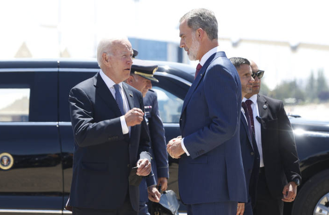 Biden y Felipe VI, en la base de Torrejón de Ardoz. EFE