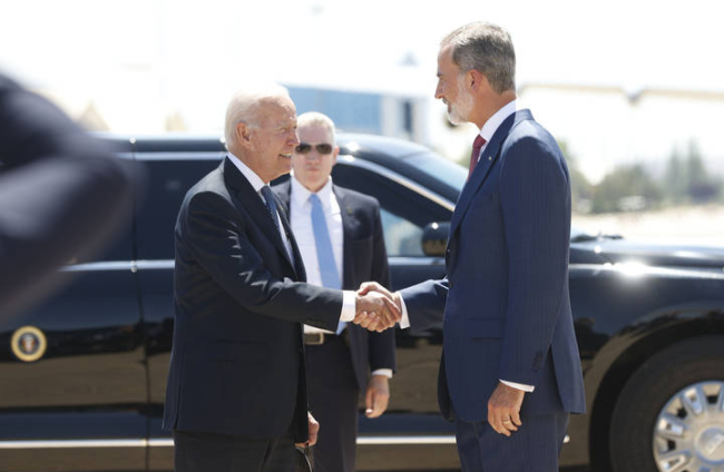 Primer saludo entre Biden y Felipe VI a su llegada a la base de Torrejón. EFE