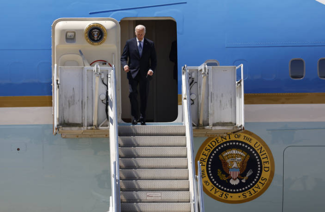 Primera imagen de Biden en el Air Force One. EFE