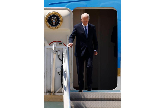 Biden desciende las escaleras del icónico avión del mandatario estadounidense. EFE