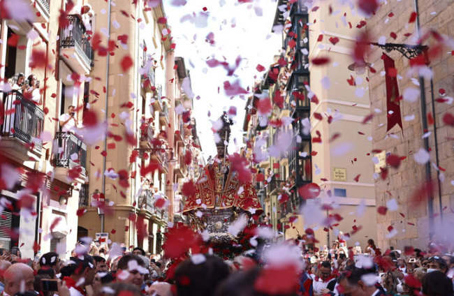 Mil pétalos han sido lanzados durante la procesión de Sanfermín 2022. RODRIGO JIMENEZ