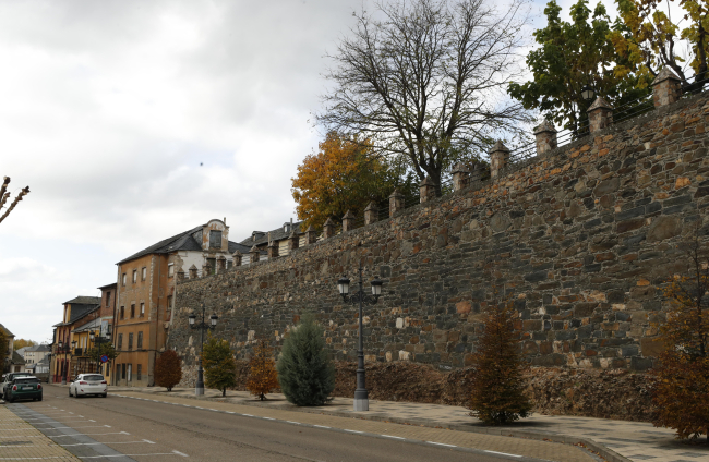 El muro del Palacio, separa los restos del antiguo castillo y la plaza urbanizada de la calle Castilla. L. DE LA MATA