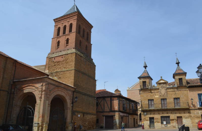 La vieja plaza Mayor con la iglesia de Santa María del Azogue. MEDINA