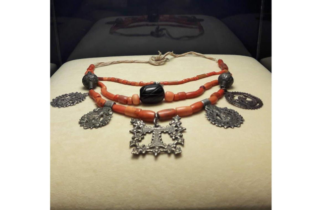 Según la descripción del Museo — como las anteriores— collar leonés con tres medallas de la Castrina, una de San Francisco y la simbólica Tau vinculada a la protección contra los animales salvajes.