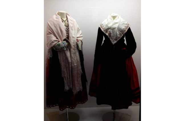 Dos trajes de moza de Mogarraz del siglo XIX. Destaca la jubona valenciana de seda brocada — según la descripción del museo— también las medias hechas a cinco agujas.