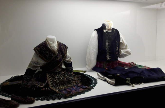Traje completo de charrina, niña de Salamanca, de principios del siglo XX y traje de mocín de La Alberca, de finales del siglo XIX. Destacan los bordados y las filigranas.