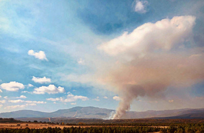 La columna de humo es ya visible desde varios puntos de la provincia. DANIEL PISABARRO