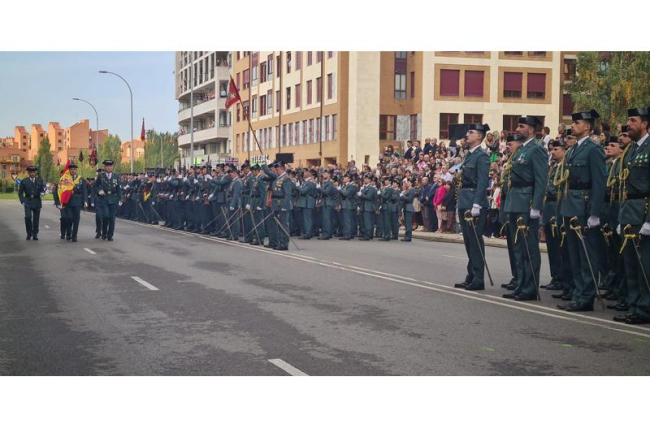 Desfile de la Guardia Civil en León. DL.