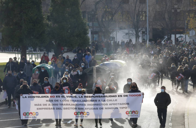 Miles de hosteleros de León llegaban a la Junta para boicotear el acceso al edificio. FERNANDO OTERO