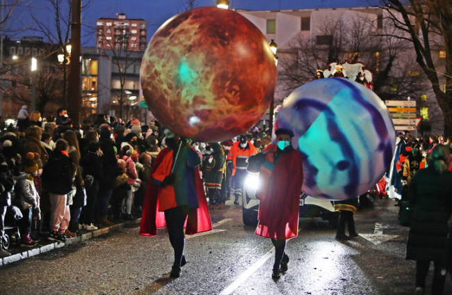 Las bolas gigantes fueron una de las atracciones más novedosas del desfile. RAMIRO