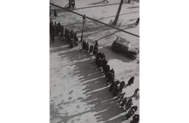 Imagen de gente en la cola del pan (1936-37). HEREDEROS DE MEY RAHOLA