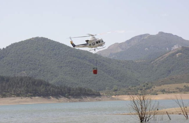 Uno de los helicópteros cogiendo agua en el embalse de Riaño fuera de la zona de navegación deportiva. CAMPOS