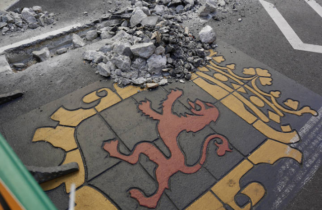 El escudo de León en el asfalto. FERNANDO OTERO