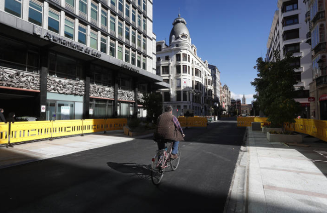El 11 de octubre un ciclista podía ya atravesar la calle, con su asfalto recién estrenado. JESÚS F. SALVADORES