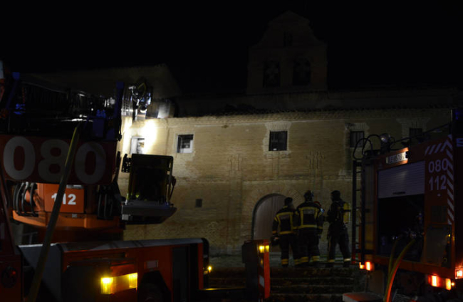 La rápida intervención de los bomberos evitó daños de mayor envergadura en el monasterio de Grajal. ACACIO DÍAZ