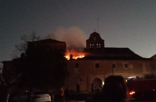 La rápida intervención de los bomberos evitó daños de mayor envergadura en el monasterio de Grajal. DL