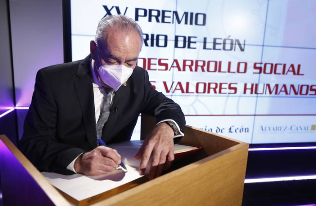 El premiado Vicente Gutiérrez firma en el Libro de Oro de Diario de León. RAMIRO