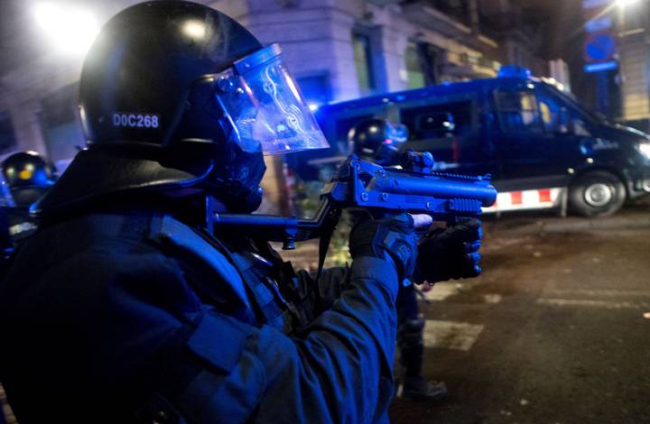 Los Mossos D'esquadra salieron a poner orden en las calles de Barcelona. QUIQUE GARCÍA