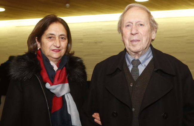 Ángeles Robles y Luis García Zurdo, autor de la vidriera del Premio Diario de León.