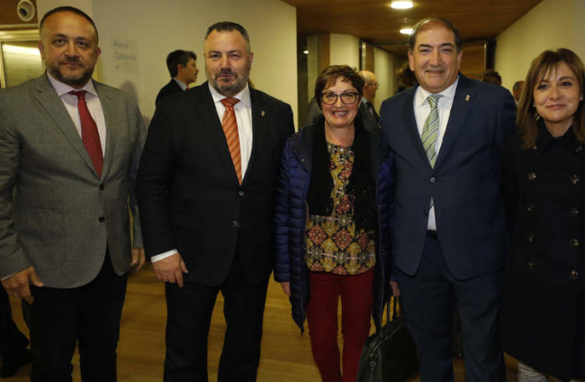 Gerardo Á. Courel (Consejo del Bierzo), Eduardo Morán (Diputación) y Avelina Vidal, José Pellitero y Ana Arias, diputados provinciales.
