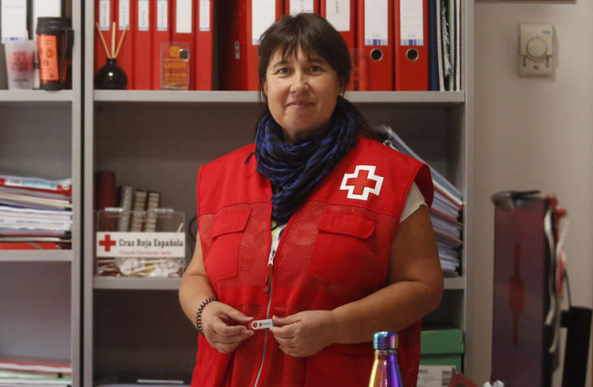 Ana Garcés en la sede de Cruz Roja en León. FERNANDO OTERO