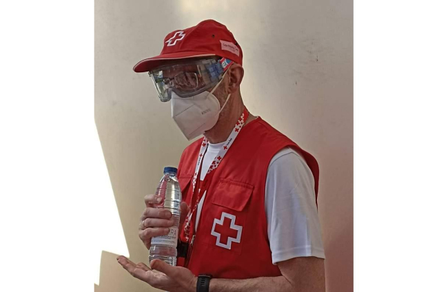 Aguado, protegido con gafas y mascarilla durante los nueve días que pasó en la isla de La Palma para ayudar a las víctimas. RAMIRO /DL
