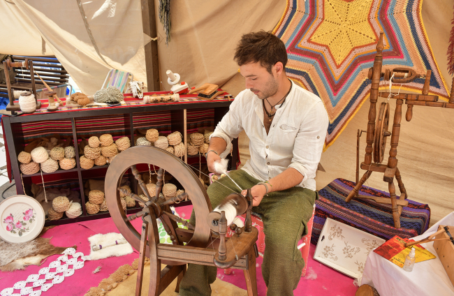 Oficios tradicionales donde el cuero, el hierro y los textiles son los protagonistas de la muestra. DANIEL PISABARRO GALLEGO