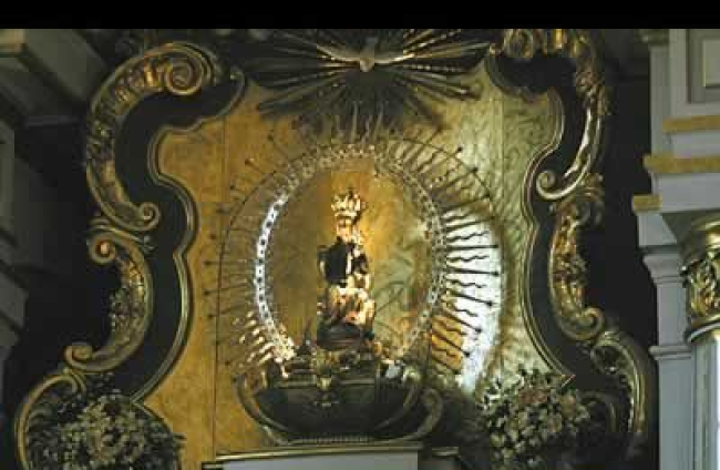 La iglesia alberga a la Virgen de Atocha desde 1643 cuando fue proclamada por el Rey Felipe IV como protectora de la Familia Real.
