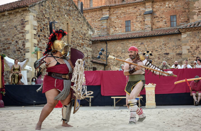 La VIII Gran Munera Gladiatora, organizada por la Legio VI Victrix, llevó el triunfo de los gladiadores a la arena de la plaza de Eduardo de Castro. DL