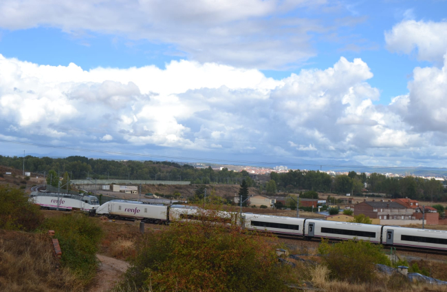 El tren de altas prestaciones recorre en pruebas los accesos a León. DL