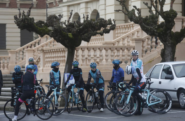 Las ciclistas UCI y juveniles se disponen a entrenar. FERNANDO OTERO