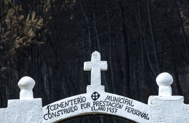 Vista del cementerio de la localidad de Otero de Bodas, calcinado por el incendio forestal. BRAIS LORENZO