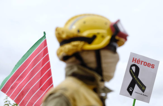 Trabajadores del operativo contra incendios forestales de Castilla y León protestan ante el parlamento autonómico. NACHO GALLEGO