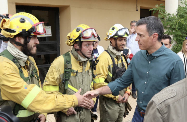 El presidente del Gobierno, Pedro Sánchez, saluda a los bomberos que han trabajado en la extinción del incendio forestal. MARIAN MONTESINOS