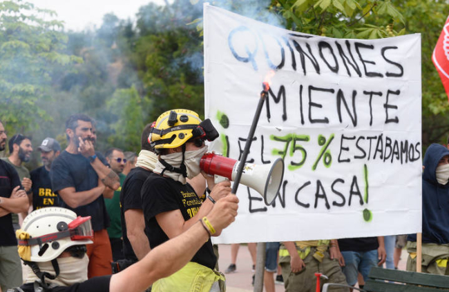 Trabajadores del operativo contra incendios forestales de Castilla y León protestan ante el parlamento autonómico por la gestión del fuego de la Sierra de la Culebra. NACHO GALLEGO