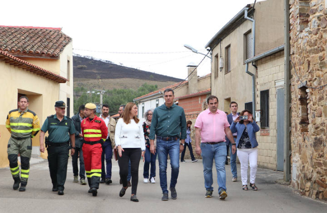 El presidente del Gobierno, Pedro Sánchez, durante su visita las zonas afectadas por el incendio forestal declarado el pasado 15 de junio en la Sierra de la Culebra (Zamora). MARIAN MONTESINOS