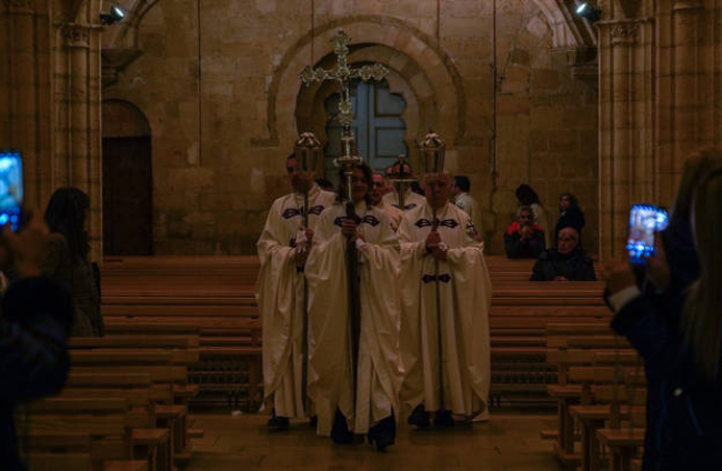 La Cofradía del Milagroso Pendón de San Isidoro realizó este sábado por la noche la presentación de los diez hermanos y hermanas. MIGUEL F. B.