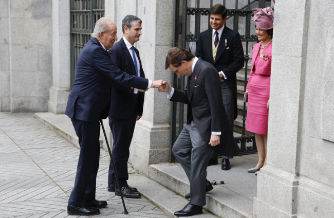 El alcalde de Madrid, José Luis Martínez-Almeida (d), saluda al rey emérito Juan Carlos I este sábado a las puertas de la iglesia de San Francisco de Borja de Madrid antes de contraer matrimonio con Teresa Urquijo.