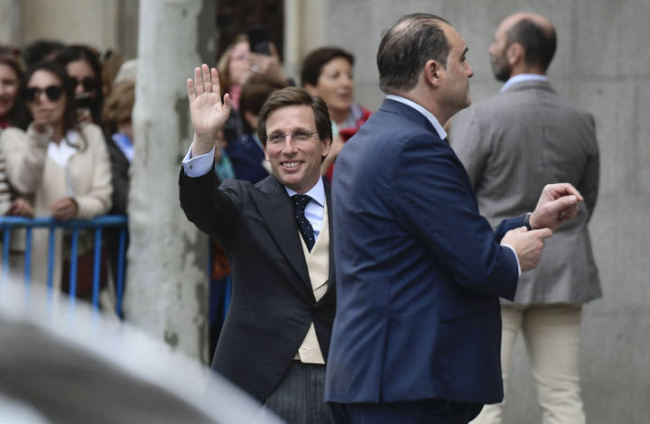 El alcalde de Madrid, José Luis Martínez-Almeida, saluda a su llegada este a la iglesia de San Francisco de Borja de Madrid donde va a contraer matrimonio con Teresa Urquijo.