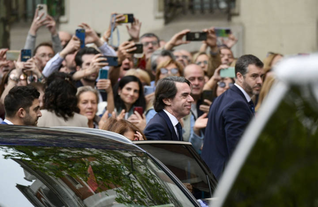 El expresidente del Gobierno José María Aznar (c) sonríe a su llegada este sábado a la iglesia de San Francisco de Borja de Madrid para asistir al matrimonio del alcalde de Madrid, José Luis Martínez-Almeida, y Teresa Urquijo.