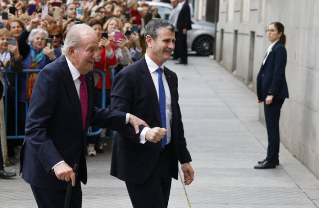 El rey emérito Juan Carlos I (i) a su llegada este sábado a la iglesia de San Francisco de Borja de Madrid para asistir al enlace matrimonial del alcalde de Madrid, José Luis Martínez-Almeida, conTeresa Urquijo.