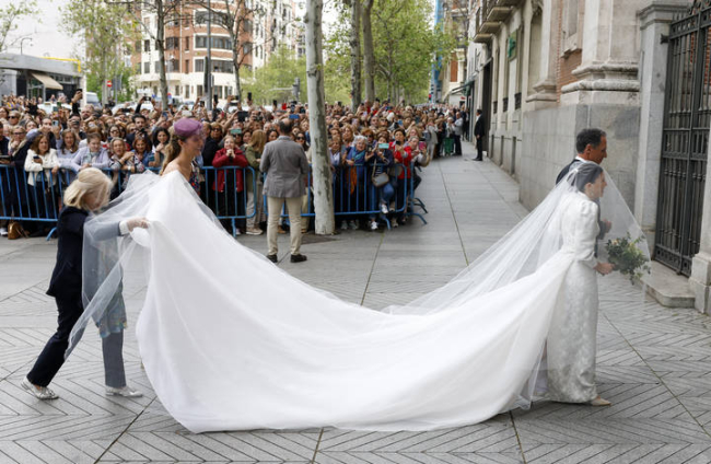 Teresa Urquijo llega este sábado a la iglesia de San Francisco de Borja de Madrid para contraer matrimonio con el alcalde de Madrid, José Luis Martínez-Almeida.