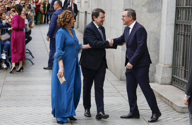El secretario general del PP de Madrid, Alfonso Serrano (d), saluda al presidente de Castilla y León, Alfonso Fernández Mañueco, y a su mujer Fina Martín Lozano.